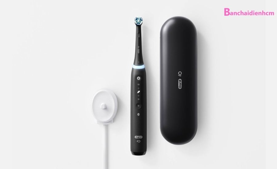 Bộ phụ kiện Oral-B iO Series 5 gồm thân máy, đầu bàn chải, đế sạc từ tính và hộp đựng du lịch cứng